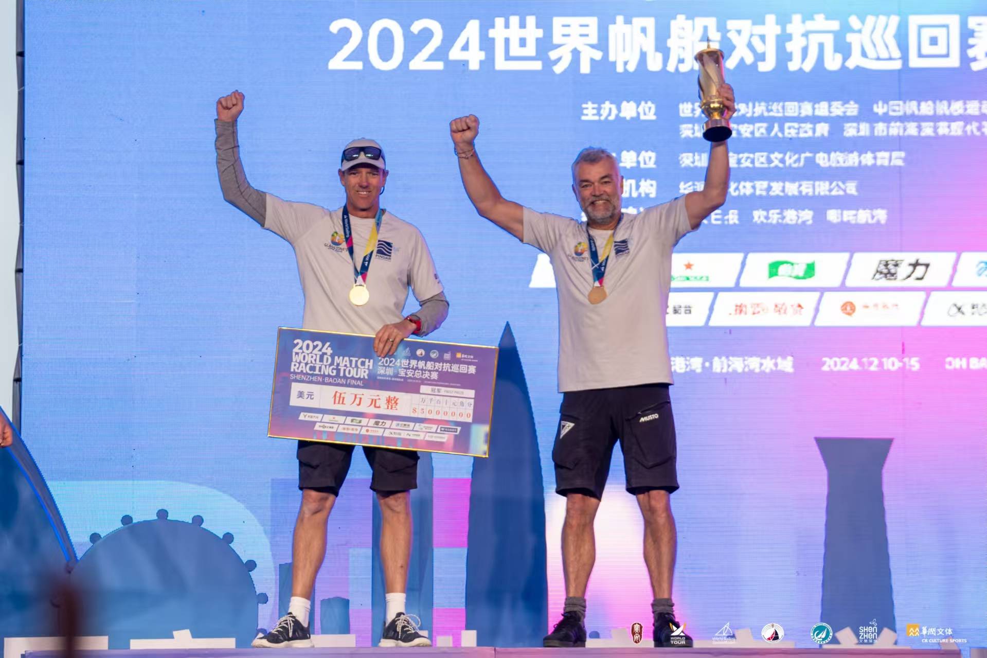 新西兰队在帆船比赛中勇夺银牌，气势如虹