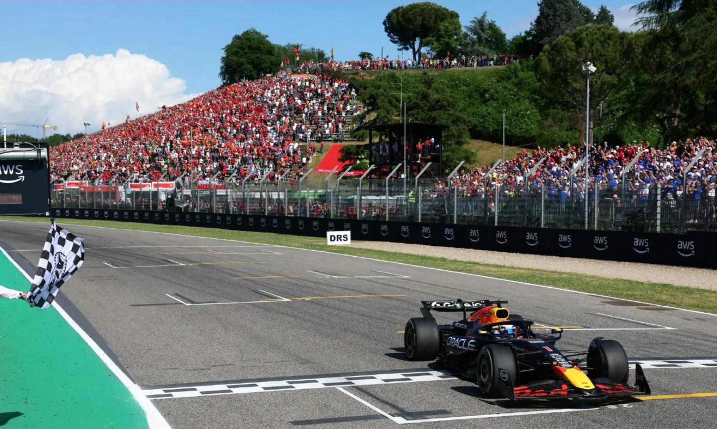 梅赛德斯险胜红牛车队,勒克莱尔带队取胜 梅赛德斯险胜红牛车队,勒克莱尔带队取胜