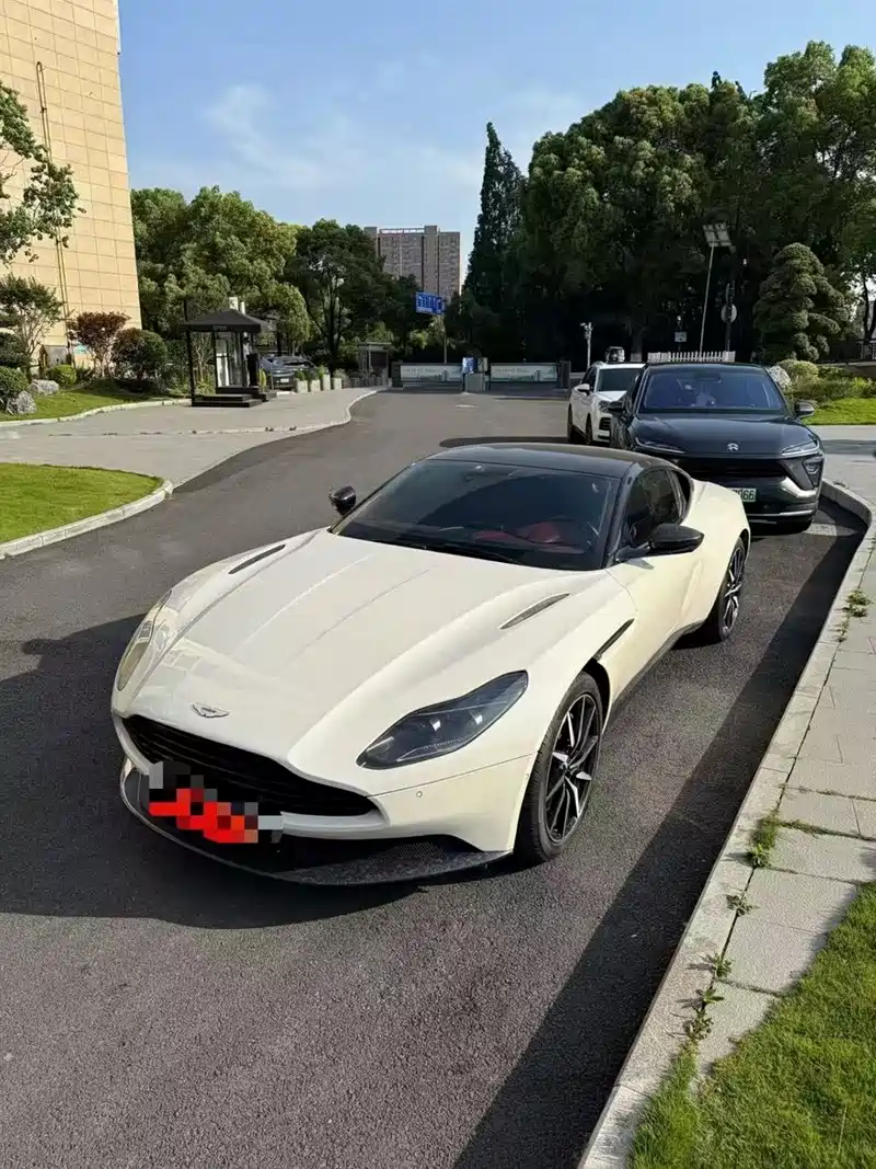 阿斯顿马丁绝杀红牛二队，汉密尔顿统治全场